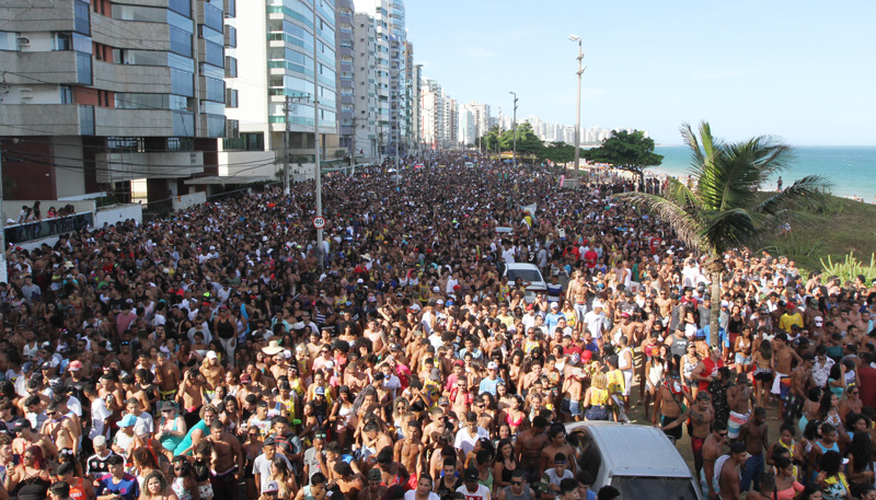 Foliões na orla de Itaparica: PM estabeleceu regras para desfile de blocos. Foto: Kadidja Fernandes