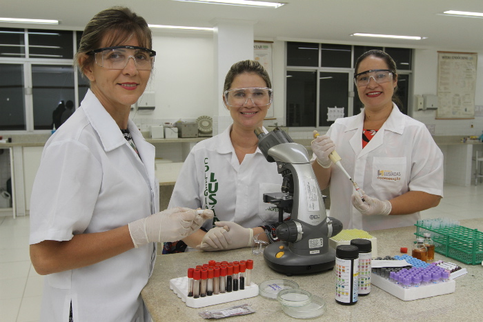 Janice Coser, Alexandra Chamoun e Marcela Alvarenga em laboratório: vagas para cursos técnicos em Enfermagem, Análises Clínicas e Segurança do Trabalho. Foto: Dayana Souza.