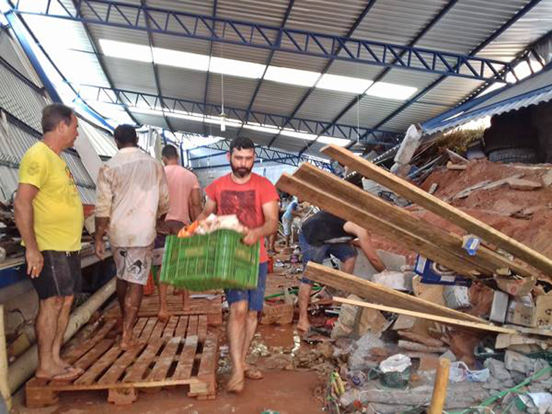 Diversos voluntários se organizaram para ajudar na remoção dos entulhos. Foto: Kennedy Lenk / Rádio Educadora