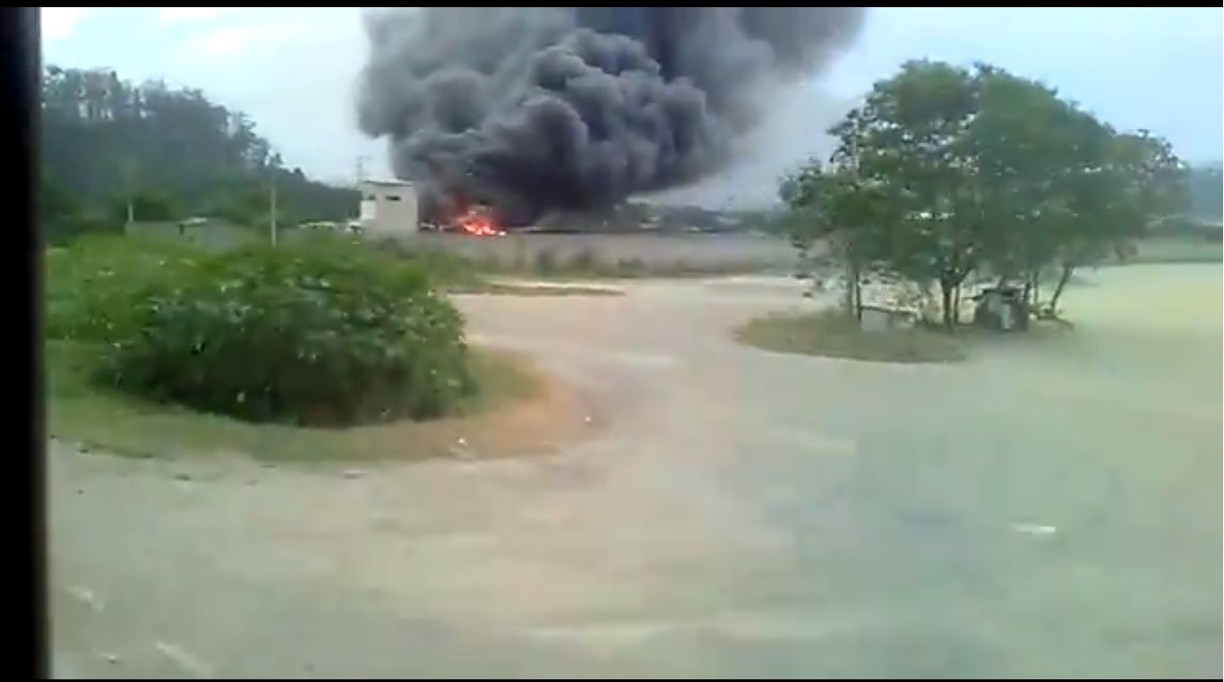 O incêndio aconteceu na tarde desta segunda-feira (29), em Flexal II, Cariacica. Foto: Reprodução.