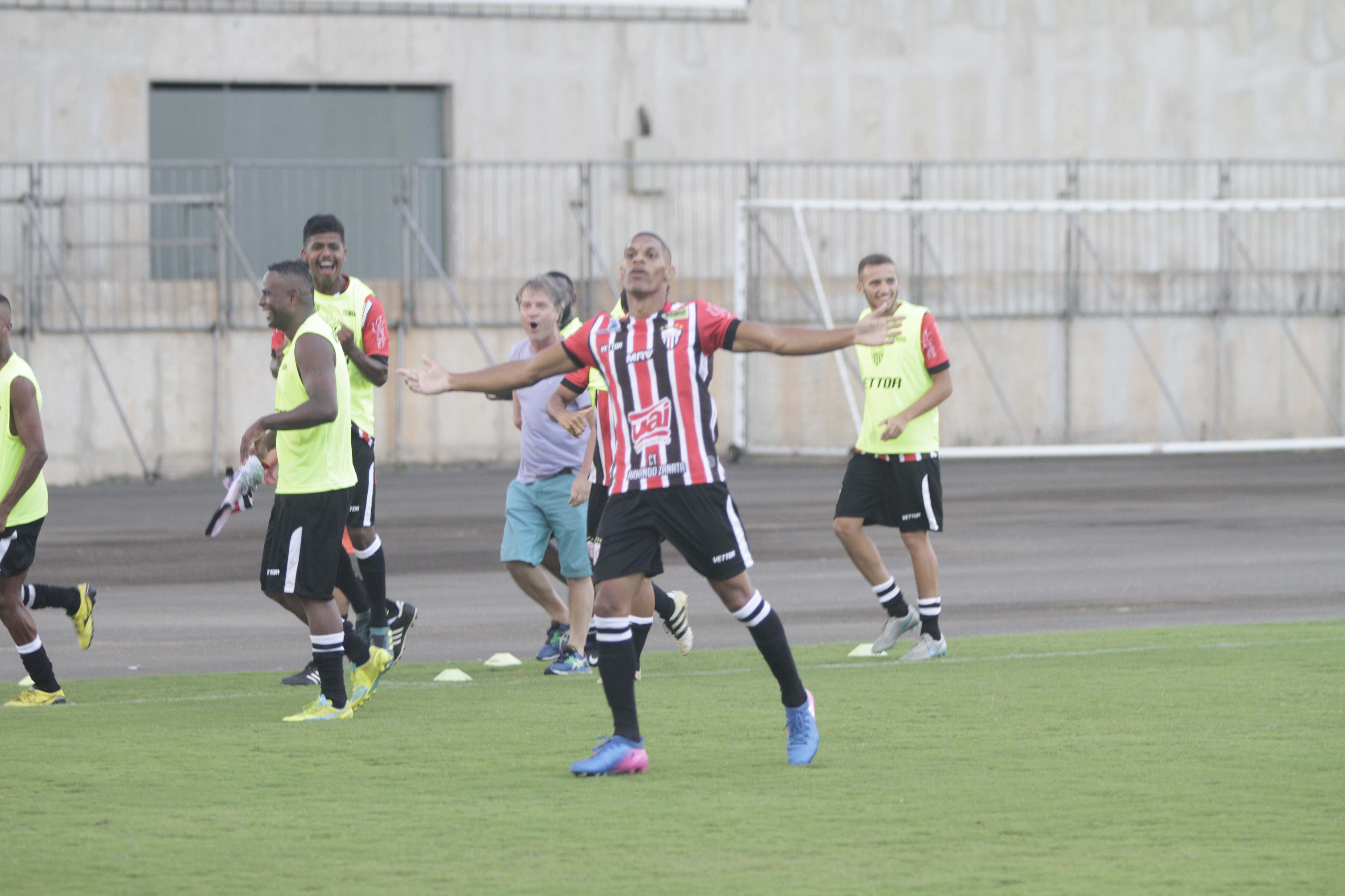 Comemoração do primeiro gol do Serra na vitória por 2 a 1. Foto: Rodrigo Gavini/AT