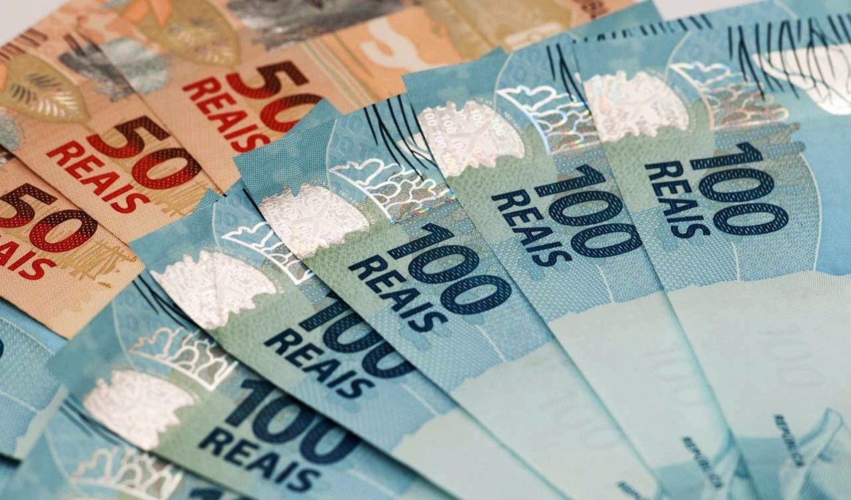 Os dados mostram que, em cada 10 brasileiros com renda superior a cinco salários mínimos (R$ 4.690), apenas três (30%) conseguiram encerrar o último mês de novembro com sobras de dinheiro. Foto: Divulgação.