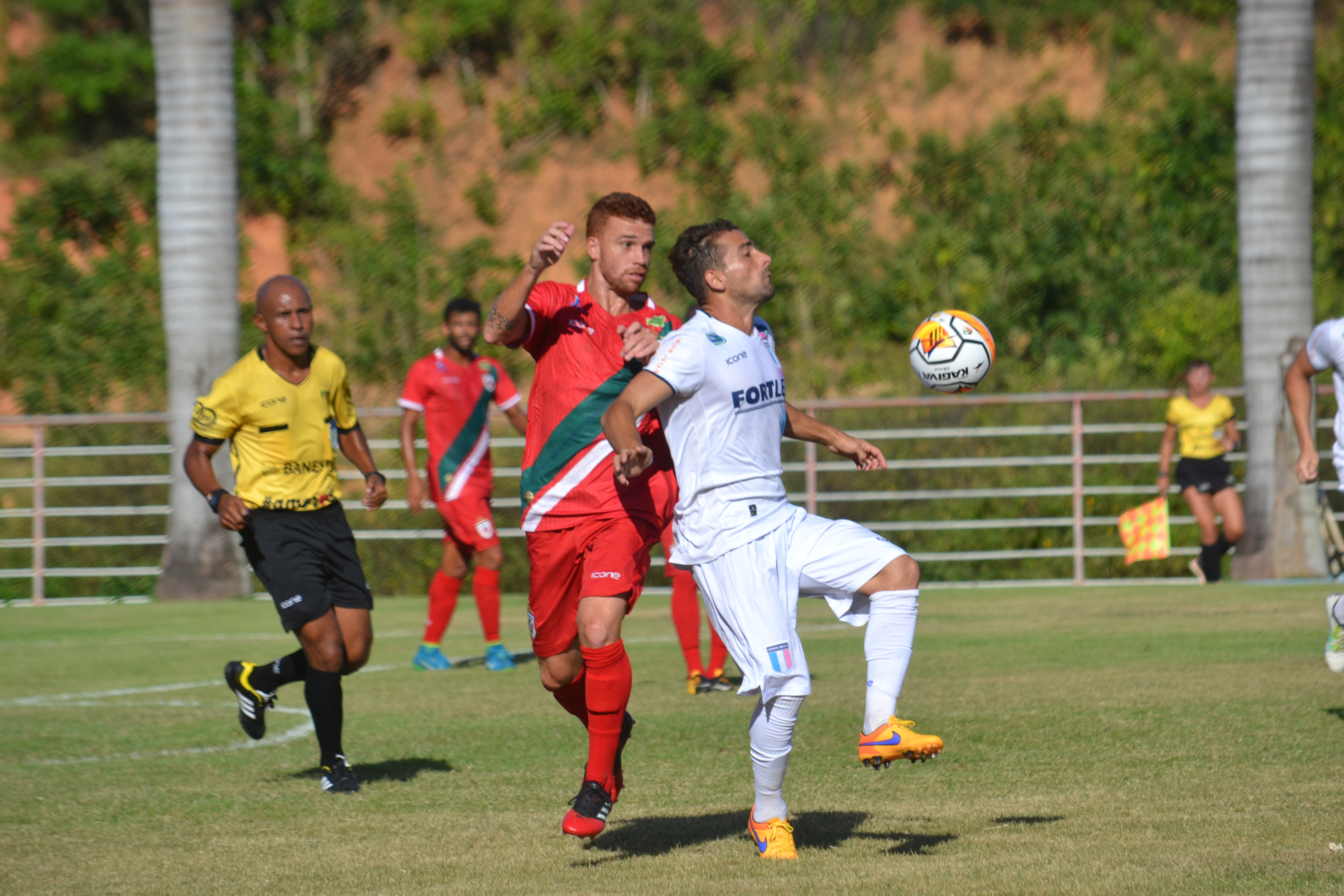 Ferrugem (de vermelho) tenta impedir o domínio de bola do Rafael Serrano (de branco). Foto: João Brito/ESFC