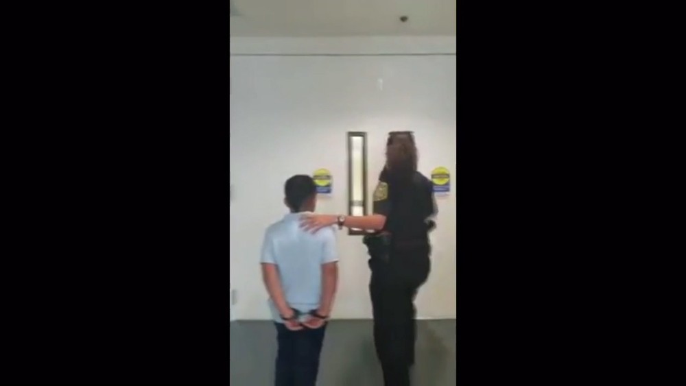 O vídeo do garoto sendo retirado algemado da escola já tem mais de 3 milhões de visualizações. Foto: Reprodução.