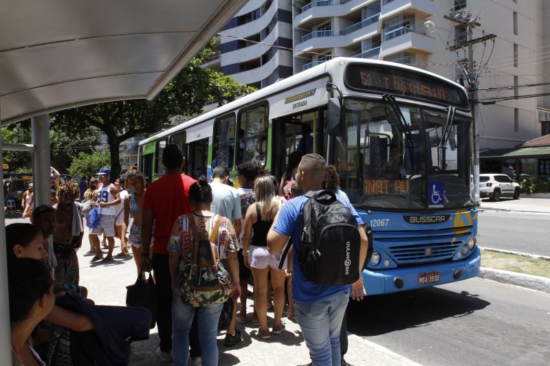 Ponto de ônibus lotado na Praia da Costa, em Vila Velha. Foto: Thiago Coutinho