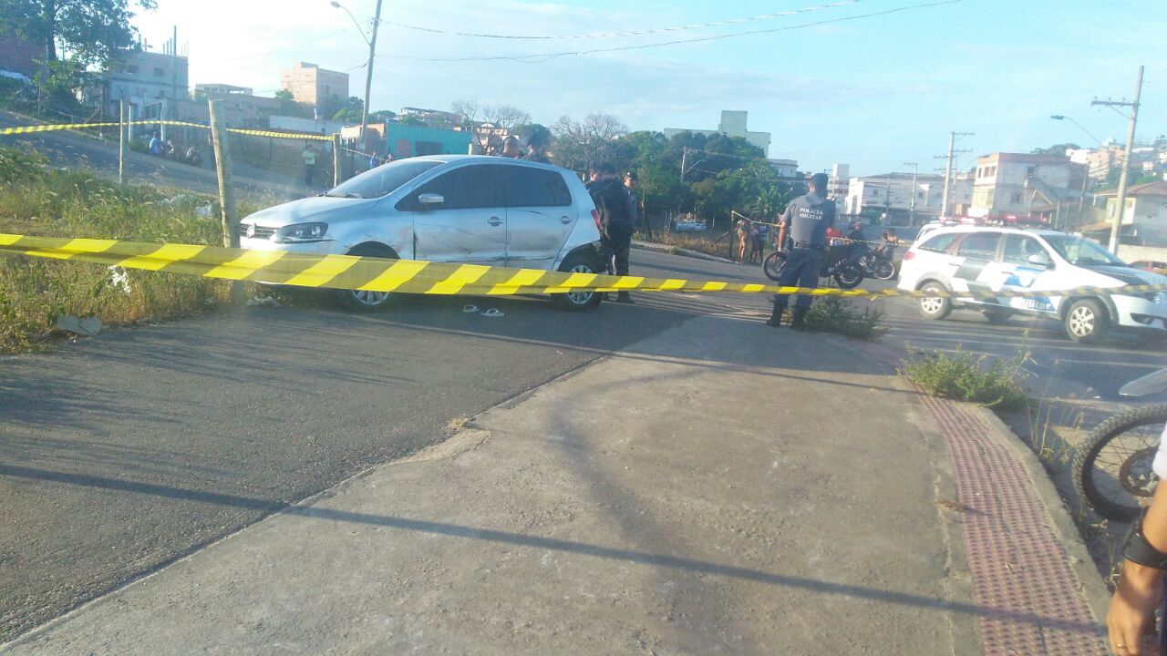 Após a perseguição e troca de tiros, um bandido morreu no local. Foto: Leone Oliveira.