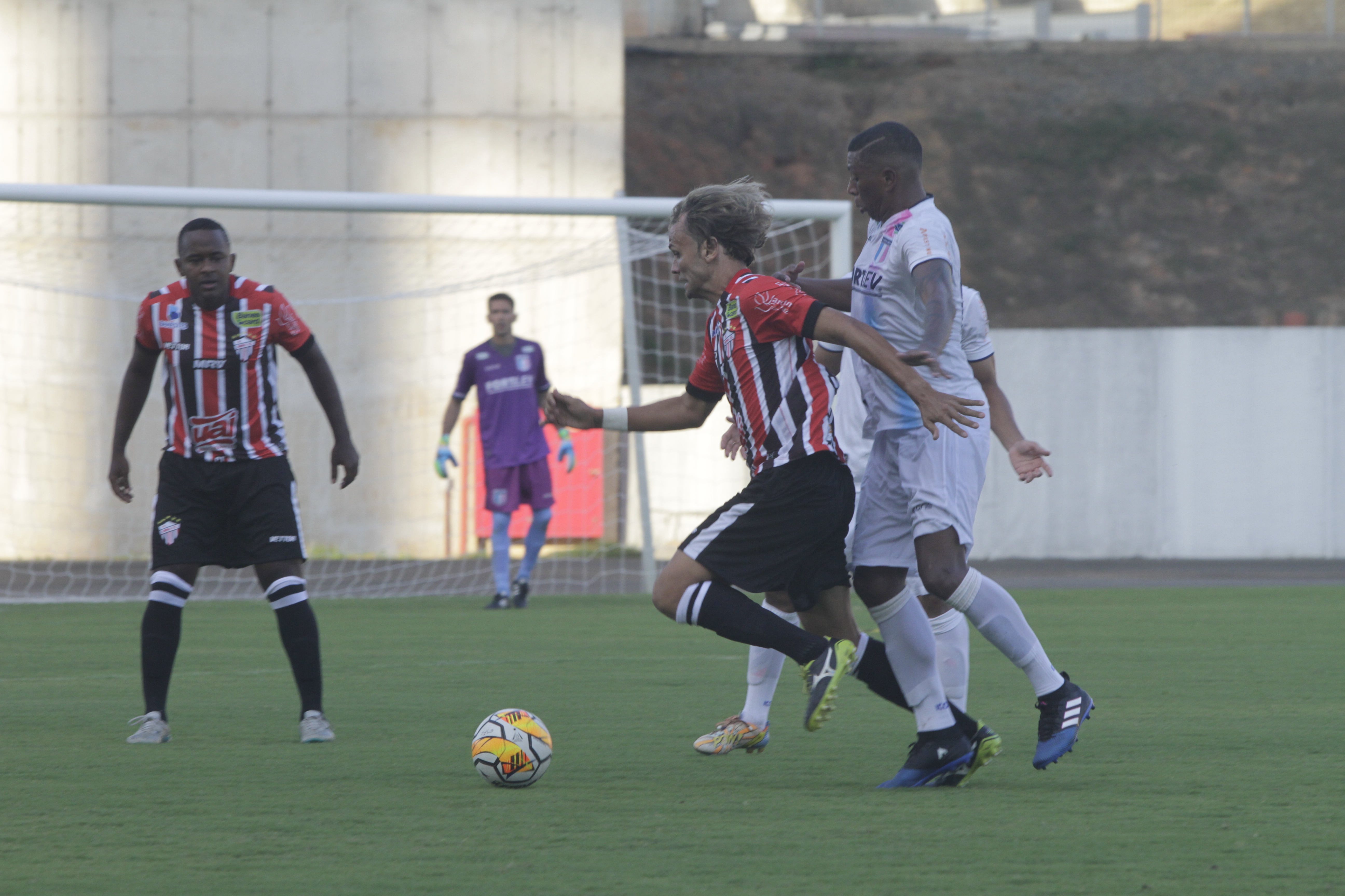 Pepeta, na disputa pela bola, na estreia contra o Espírito Santo, no estádio Kleber Andrade, em Cariacica. Foto: Rodrigo Gavini/AT