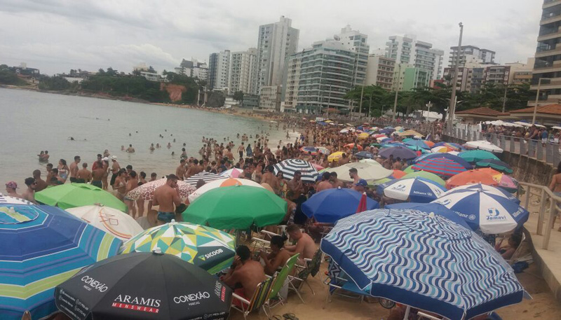 Praia da Areira Preta, em Guarapari, recebeu um grande número de banhistas. Foto: Roberta Bourguignon