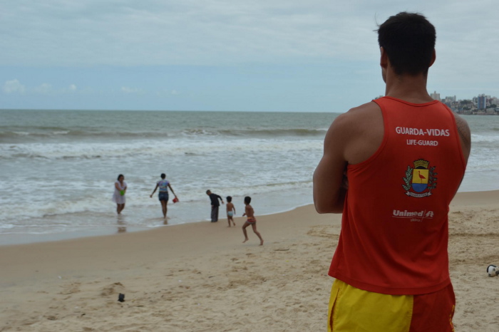 Guarda-vidas observa banhistas na Praia do Morro. Foto: Roberta Bourguignon/AT