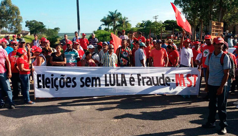 Manifestantes gritam palavras de ordem em defesa do ex-presidente. Foto: Divulgação/PRF