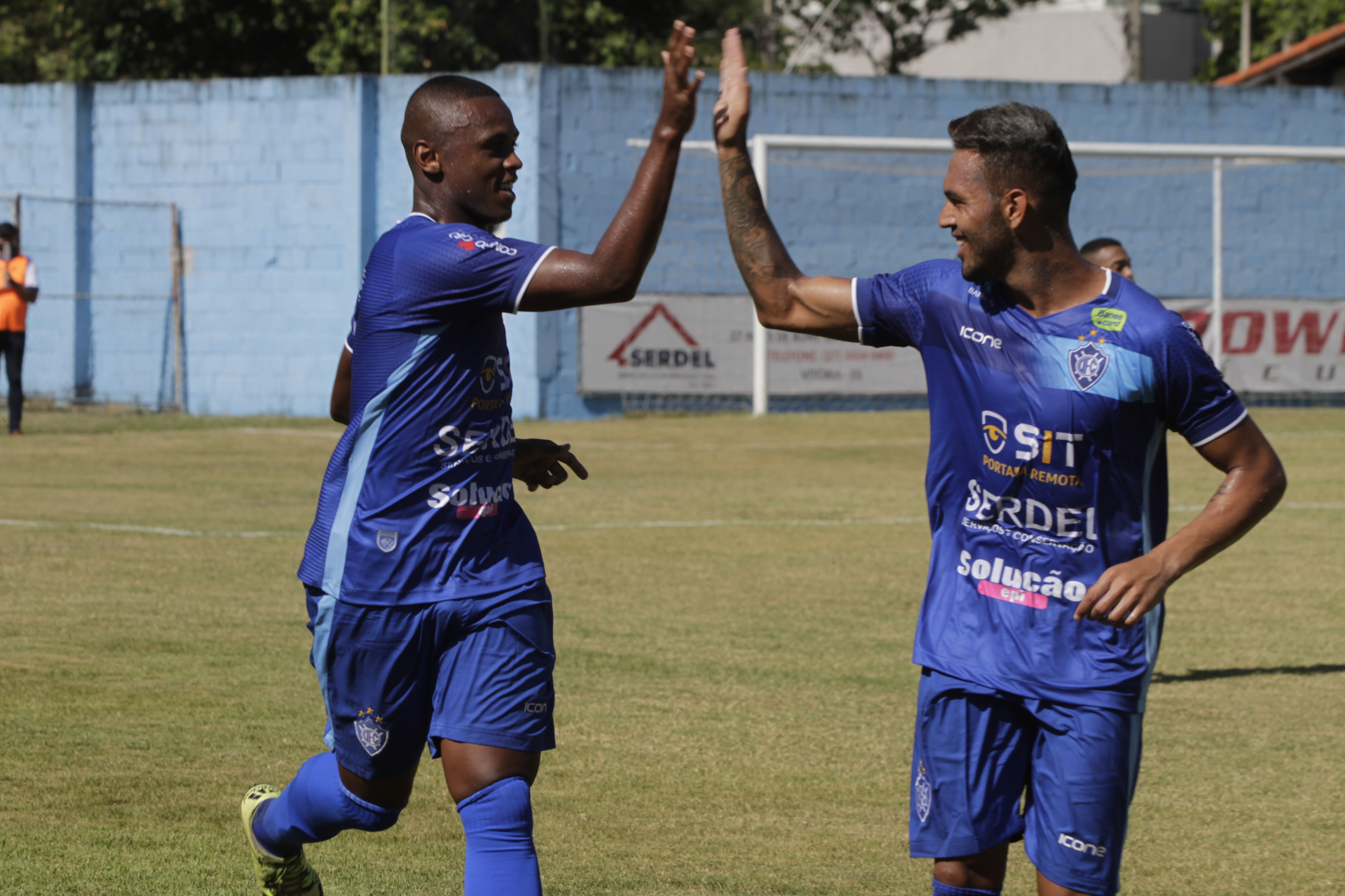 Volante Ramon, que fez o primeiro gol, cumprimenta o meia Anderson na comemoração. Foto: Rodrigo Gavini/AT