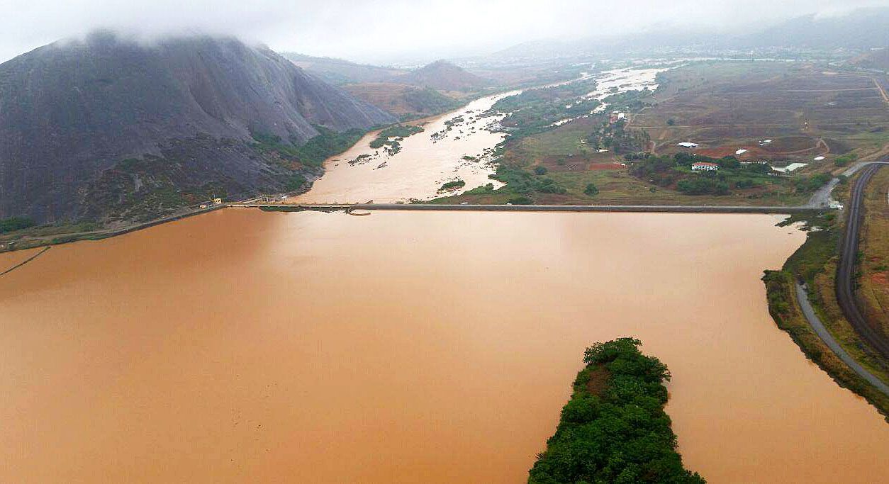 Lama passa por barragem de Mascarenhas, em Baixo Guandu. Foto: Agência Brasil.