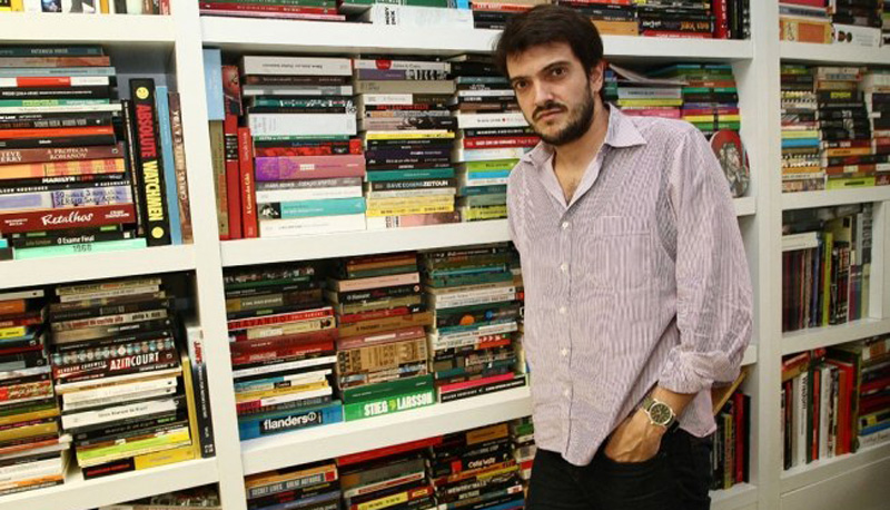 O produtor Rodrigo Teixeira posa na biblioteca de seu escritório. Foto: Divulgação