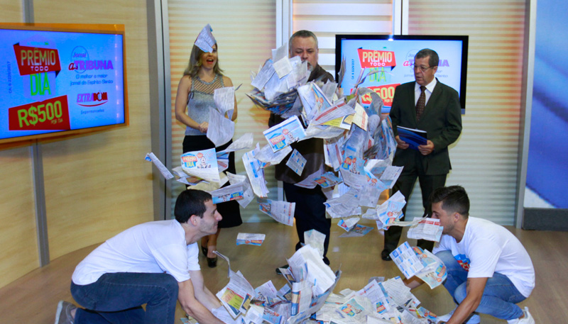 Débora Moraes e Wilson Nunes comandaram mais um sorteio ao vivo na TV Tribuna. Foto: Antônio Moreira