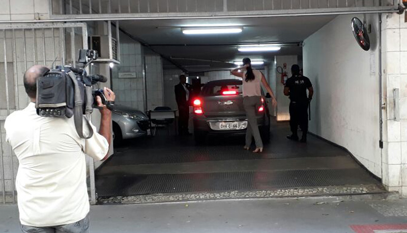 Testemunha chamou um carro particular para buscá-la dentro do Fórum. Foto: Hemerson Costa