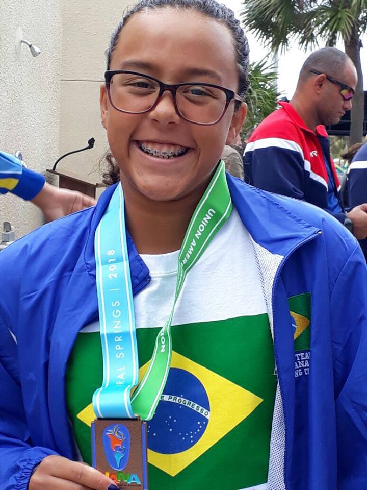 Tyara Fernandes exibe medalha. Foto: Acervo pessoal