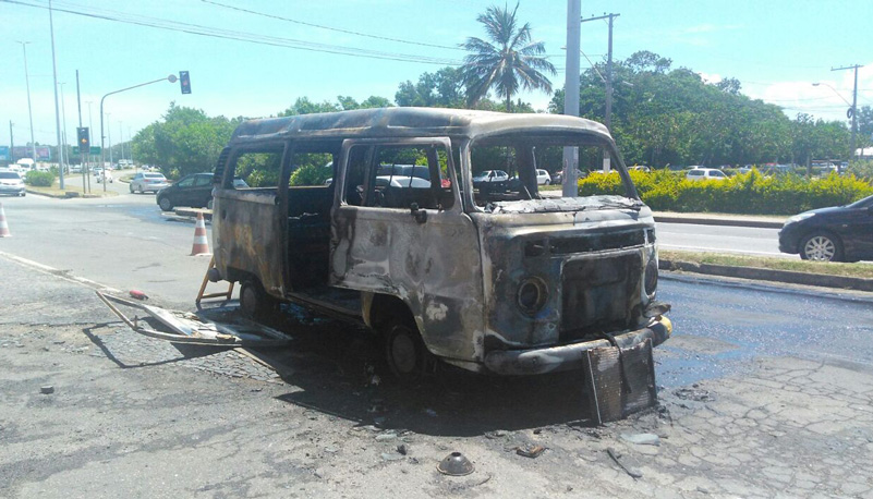 Veículo ficou totalmente destruído com as chamas. Foto: Jéssica Cardoso/AT