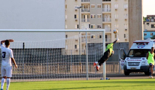 Walter fez grande defesa em cobrança de falta do meia Rafael Serrano. Foto: PC Esportes