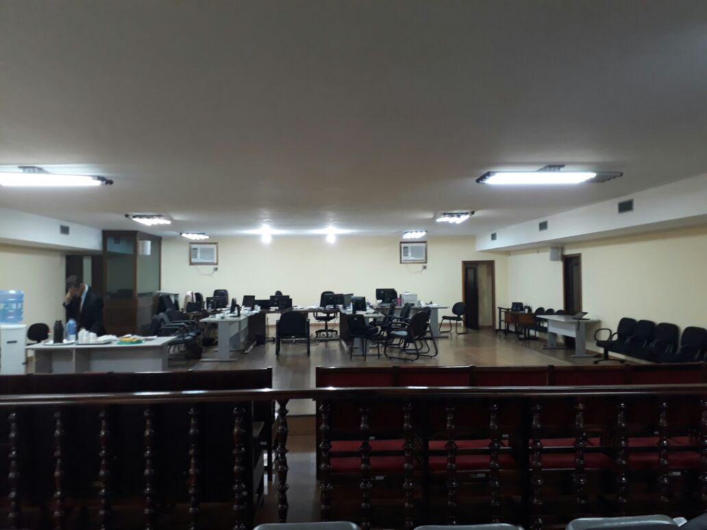 Nessa terça (16), os réus ficaram sentados nas cadeiras na lateral direita da sala. Nesta quarta (17), eles ainda não foram levados ao salão. Foto: Thaís Cardoso