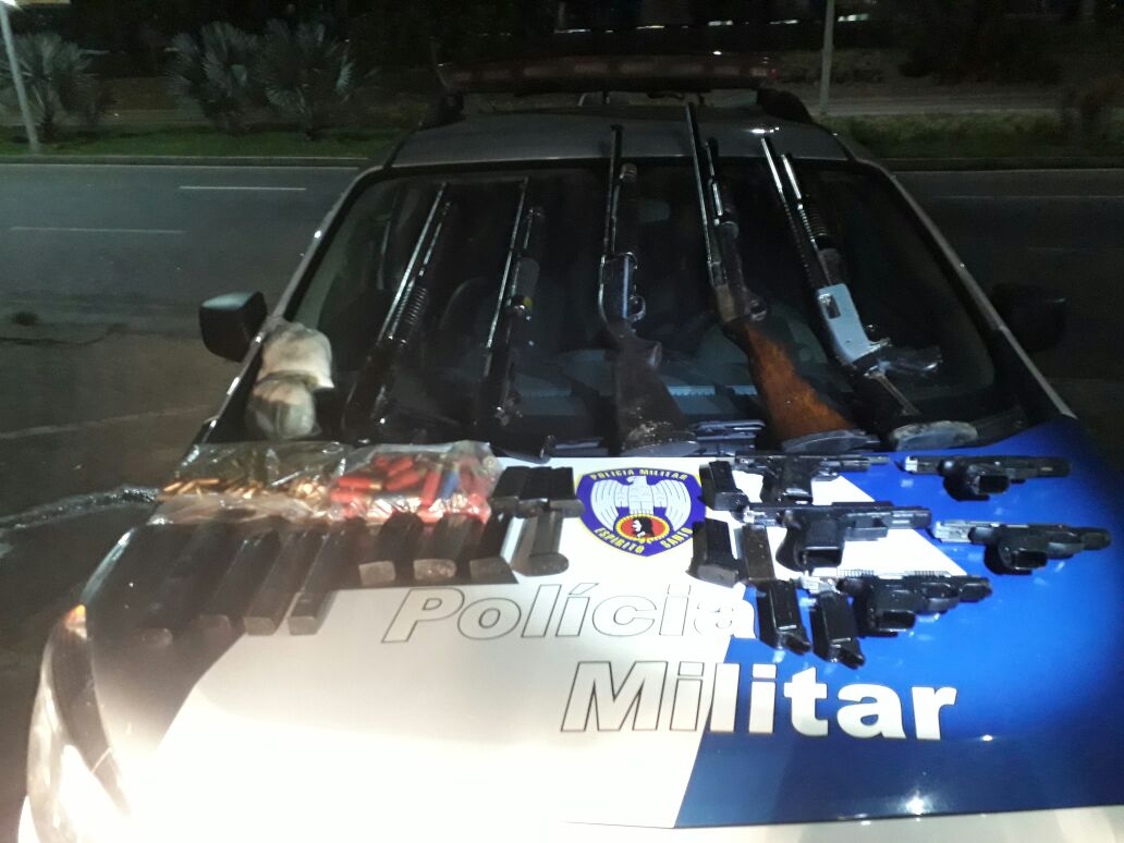 As armas estavam escondias em dois terrenos baldios do bairro Jardim Joara. Foto: Divulgação/PM