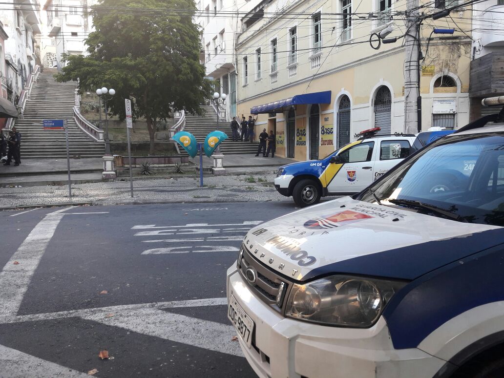 Escandaria onde estava localizado a casa de jogos clandestina. Foto: Guarda Municipal