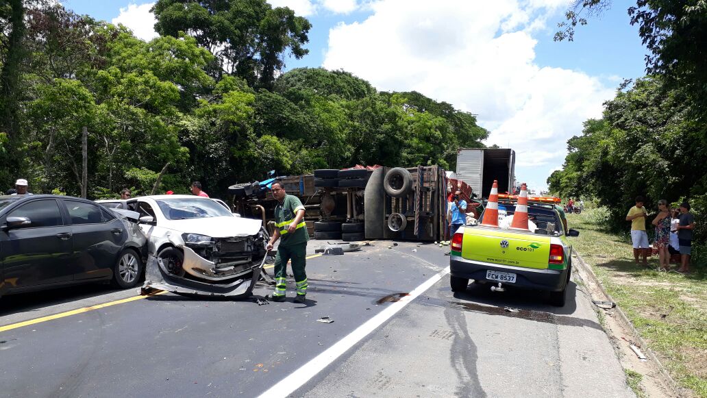 Um equipe da Polícia Rodoviária Federal também foi até o local para atender a ocorrência. Foto: Divulgação