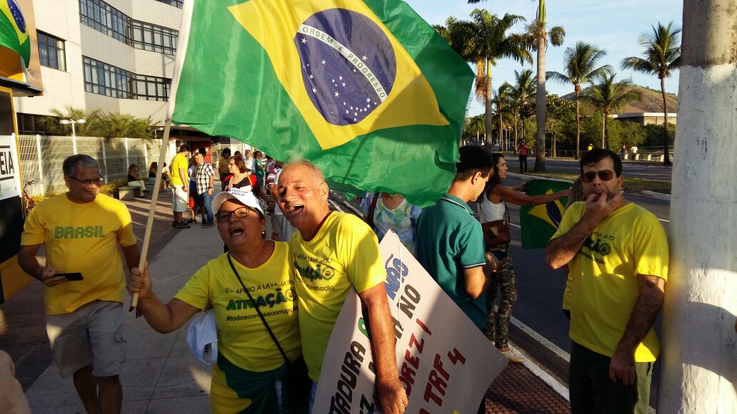 Cerca de 50 pessoas protestam contra o ex-presidente Lula, em frente à Justiça Federal, em Vitória. Foto: Erick Alencar.
