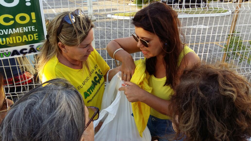 Manifestantes vendem camisas e distribuem adesivos em em prol da Lava Jato. Foto: Erick Alencar.