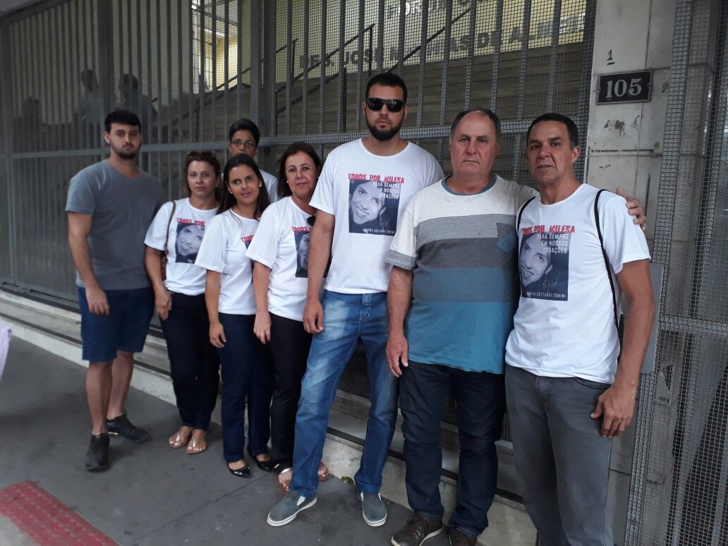 Tios e primos de Milena se reúnem em frente ao Fórum Criminal de Vitória. Foto: Thaís Cardoso