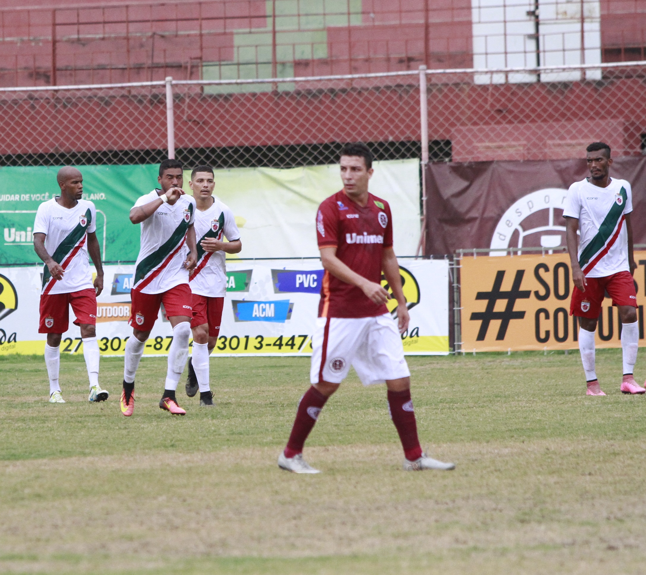 Ao lado de Sidinei e Monar (beijando a aliança) na comemoração do gol. Foto: Beto Moraes/AT