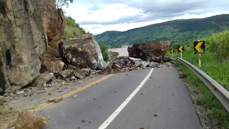 Pedras rolaram e interditaram as duas pistas da BR 259. Foto/ Internauta Tribuna Online