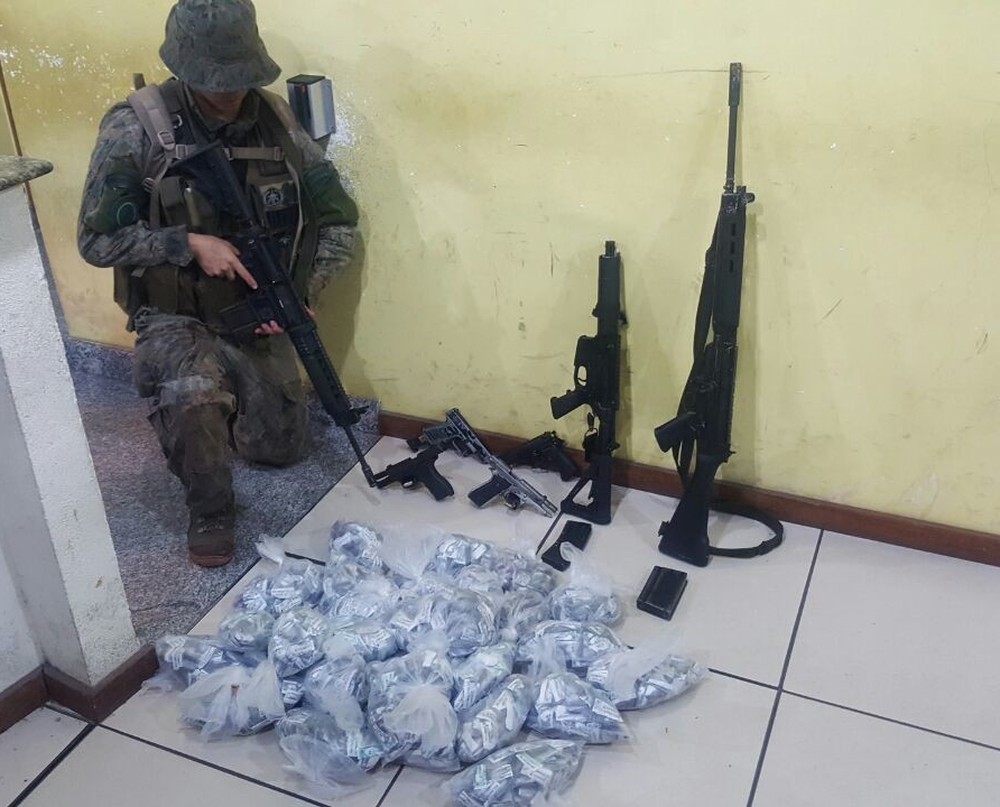 Armas e drogas foram apreendidas na operação. Foto: Divulgação/Polícia Militar