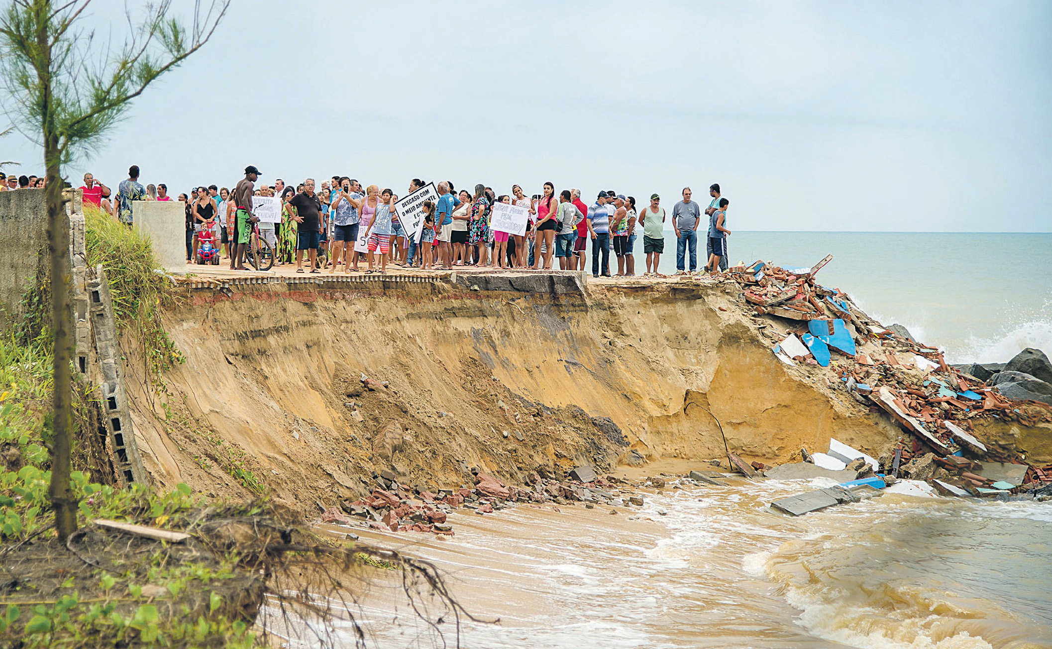 População se reuniu na praia da Lagoa Funda. Foto: Gerson Motta/Divulgação