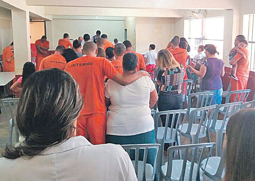 Presos e familiares participam de culto em área reservada para evangelização nas unidades prisionais. Foto: Sejus