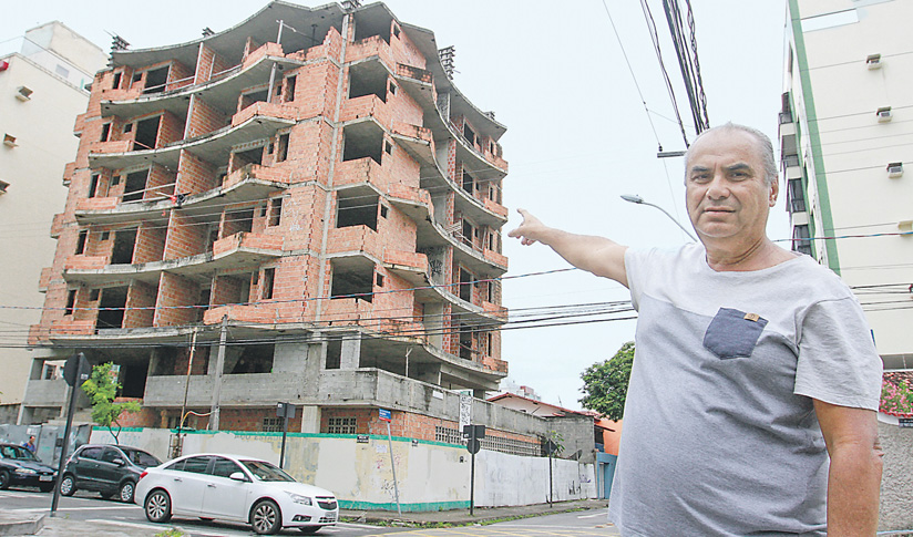 O empresário Urbano Santos era dono do terreno e relatou prejuízos. Foto: Beto Morais