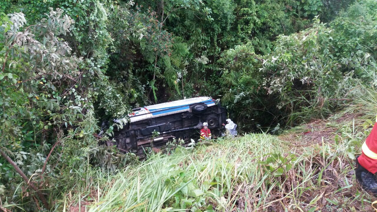 A ambulância capotou e caiu em um barranco às margens da pista. Foto compartilhada via WhatsApp