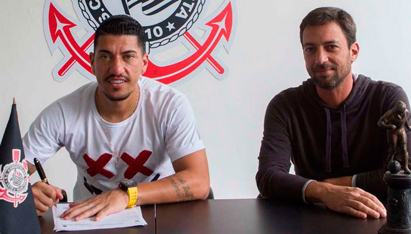 Assinatura do contrato de Ralf com o Corinthians. Foto: Agência Corinthians