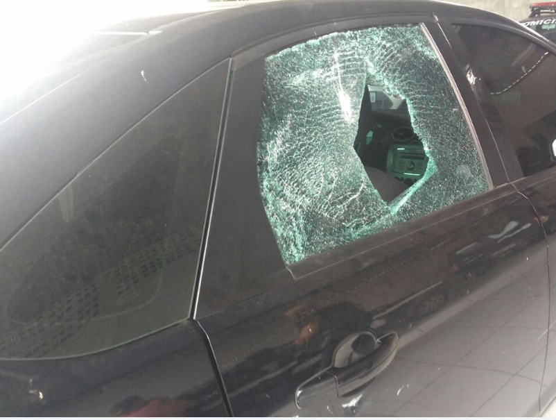 O carro de policiais foram apedrejados. Foto/ Jéssica Cardoso