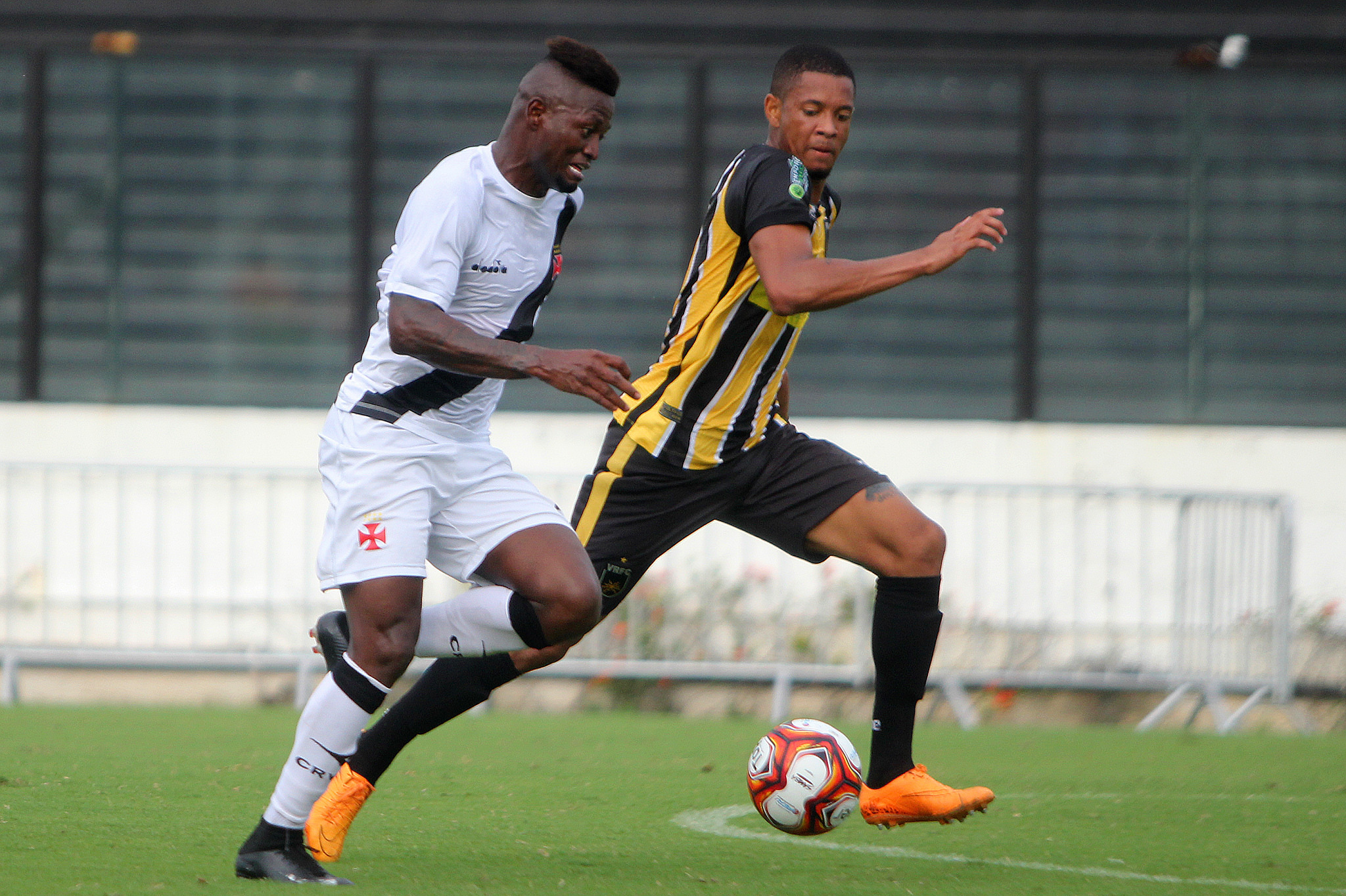 Com a vitória -a segunda em cinco partidas-, o Vasco chegou a sete pontos e terminou a primeira fase com um ponto de desvantagem em relação ao Bangu, líder do Grupo B, com 13. Foto: Paulo Fernandes/Vasco.com.br