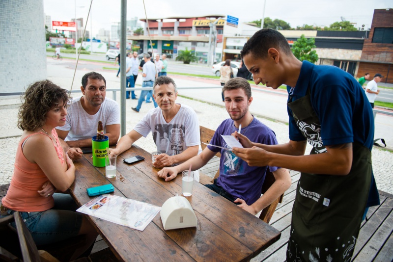 Público poderá aproveitar e saborear os variados pratos servidos nos quiosques de Camburi até o final de maio. Foto: Diego Alves/PMV