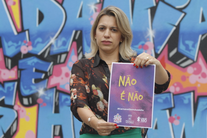 Secretária de Cidadania, Nara Borgo, mostra cartaz da campanha de conscientização contra o assédio sexual. Foto: Thiago Coutinho