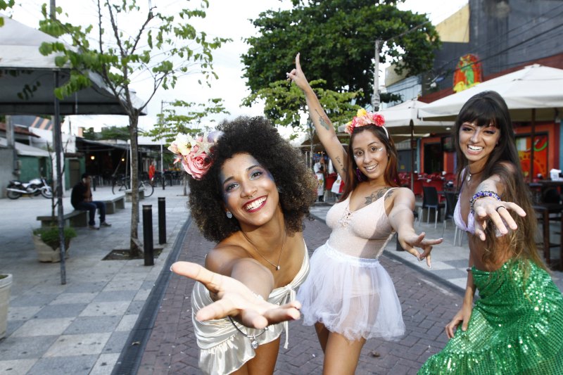 As amigas Francielly, Ariane e Ana Clara vão marcar presença no Triângulo das Bermudas. Foto: Thiago Coutinho/AT