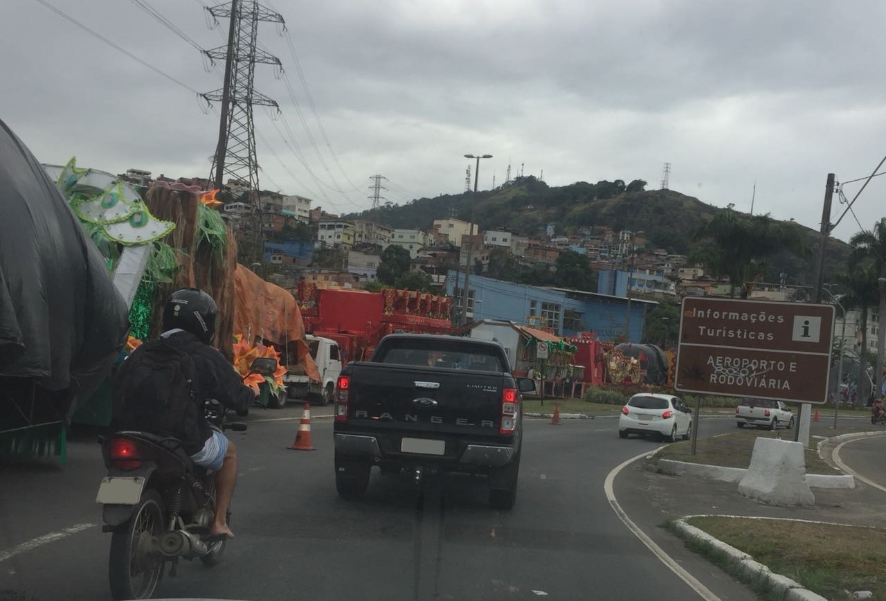 Carros alegórios bloqueiam uma faixa da pista