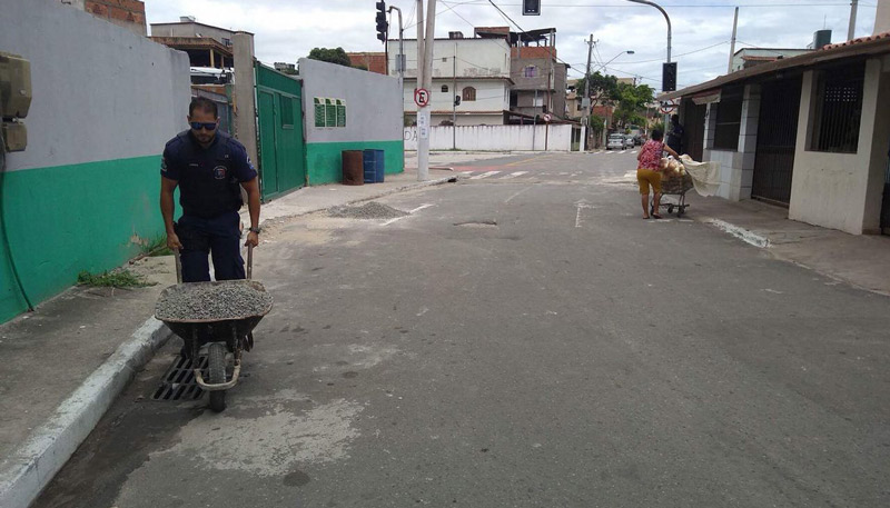 Concreto é levado por agente da Guarda Municipal. Foto: Divulgação/Guarda Municipal