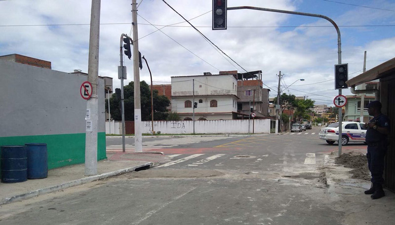 Tonéis e concreto eram utilizados para fazer as barreiras na comunidade. Foto: Divulgação/Guarda Municipal