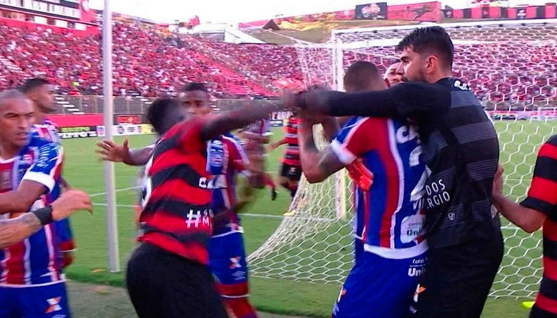 Jogadores entraram em confronto durante a partida. Foto: Reprodução TV local