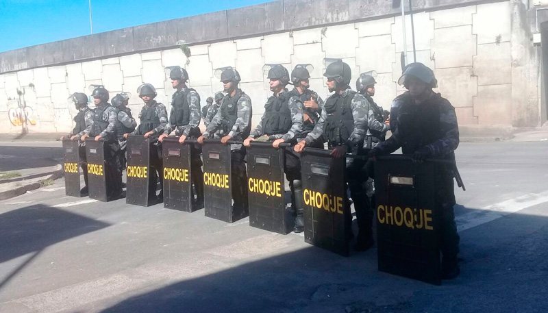 Barreira montada pelos militares da Tropa de Choque. Foto: Jéssica Cardoso/AT