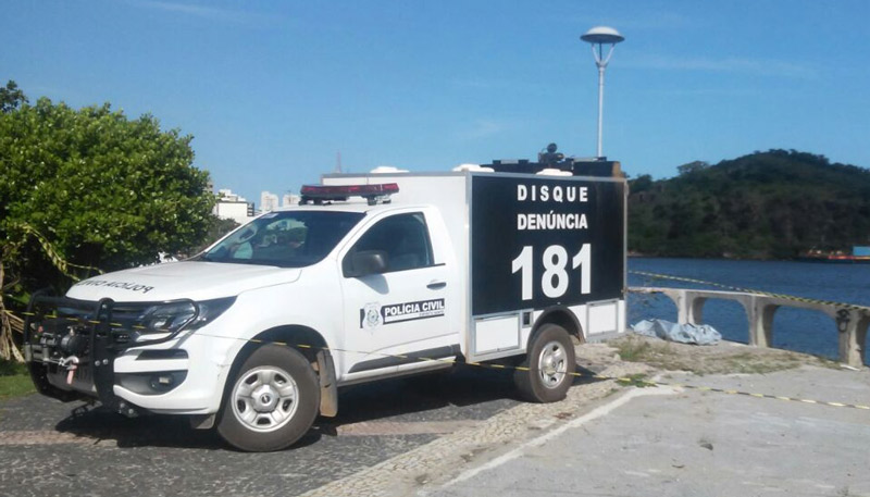 Corpo foi recolhido por uma equipe da Polícia Civil. Foto: Leone Oliveira