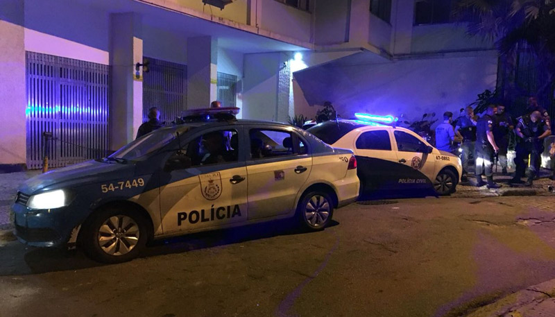 Menor dono da arma foi agredido por moradores e resgatado por policiais civis e militares na Zona Sul do Rio. Foto: Polícia Civil/ Divulgação