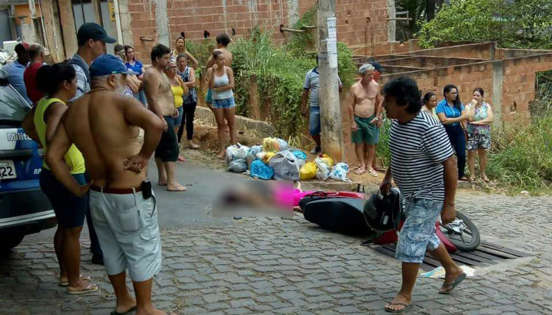 Populares ficaram chocados com o crime cometido no meio da rua. Foto: A Tribuna